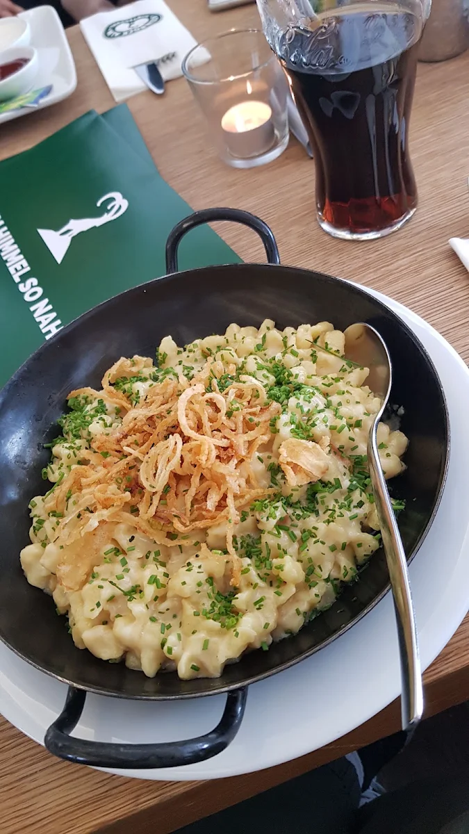 Kasnocken Mit Zwiebeln Und Salat