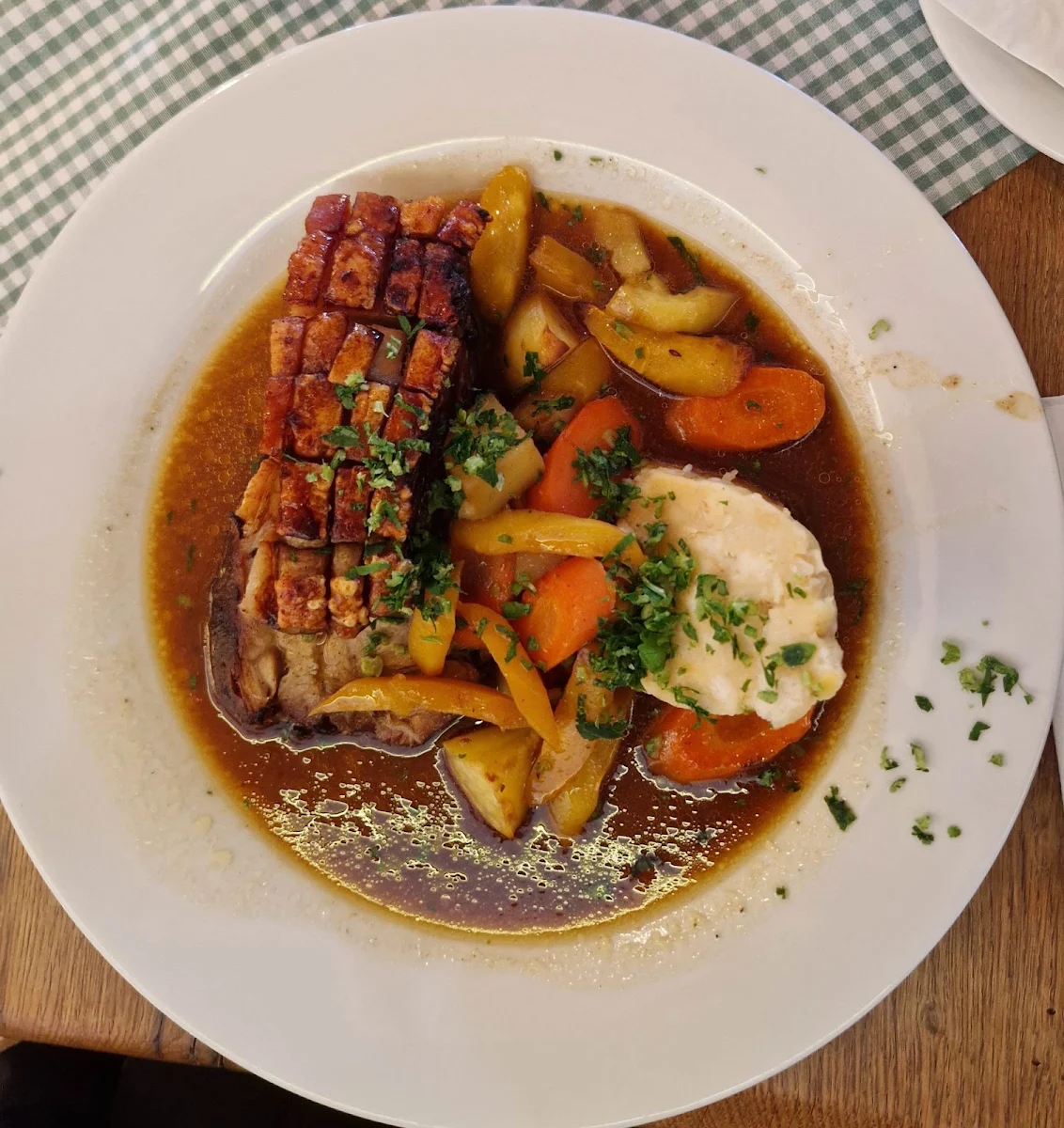 Schweinsbraten Mit Knödel Und Ofenfrischem Gemüse