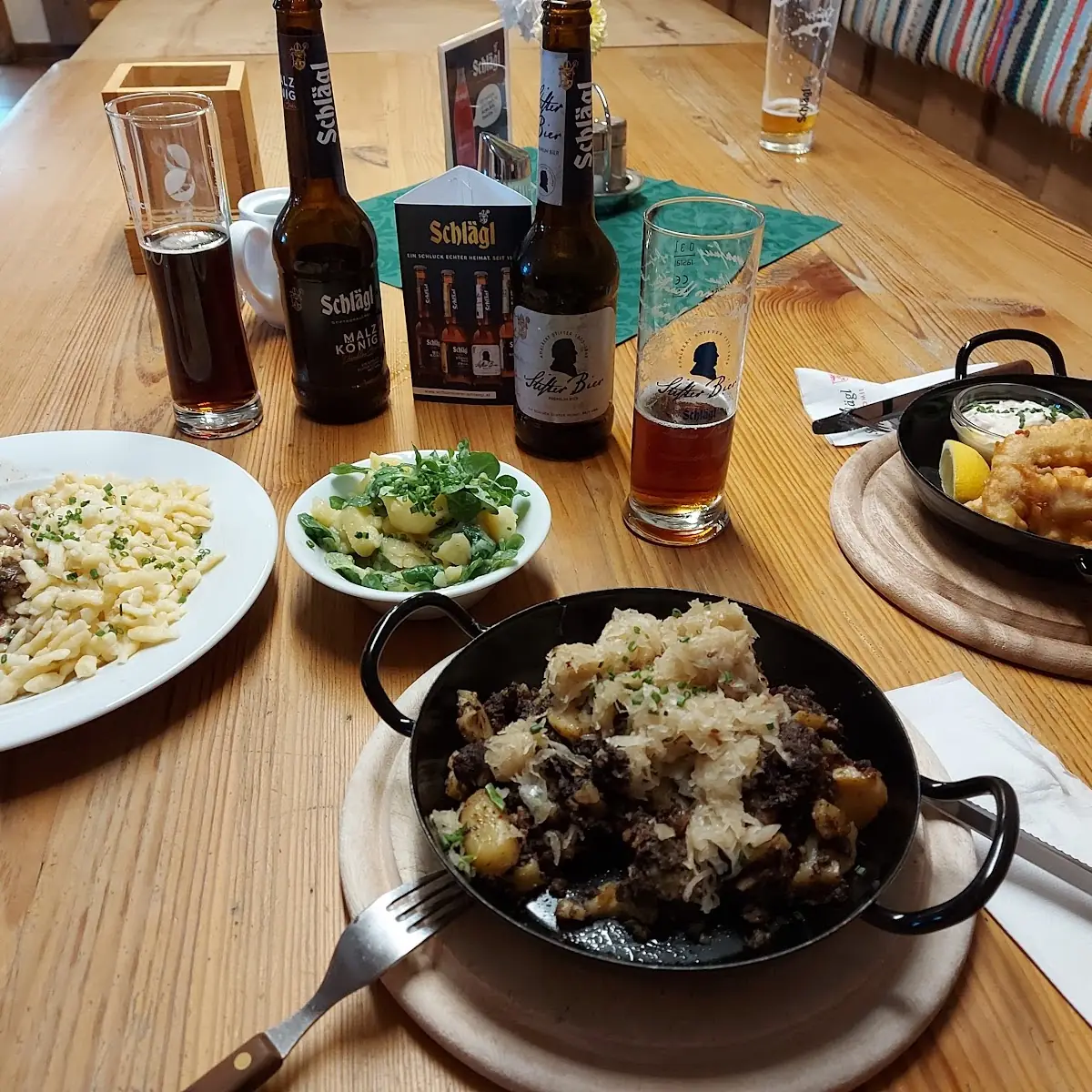 Links Kleines Gulasch Mitte Blunzengröstl Rechts Zander Gebacken