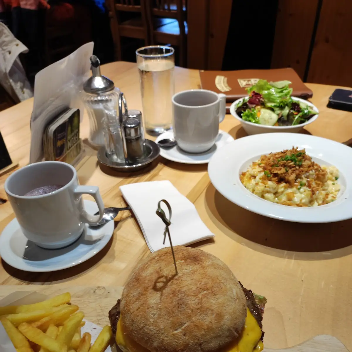 Super Hütten Burger Und Käsespätzle