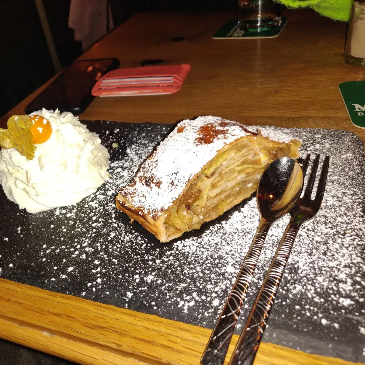 Apfelstrudel Mit Sahne