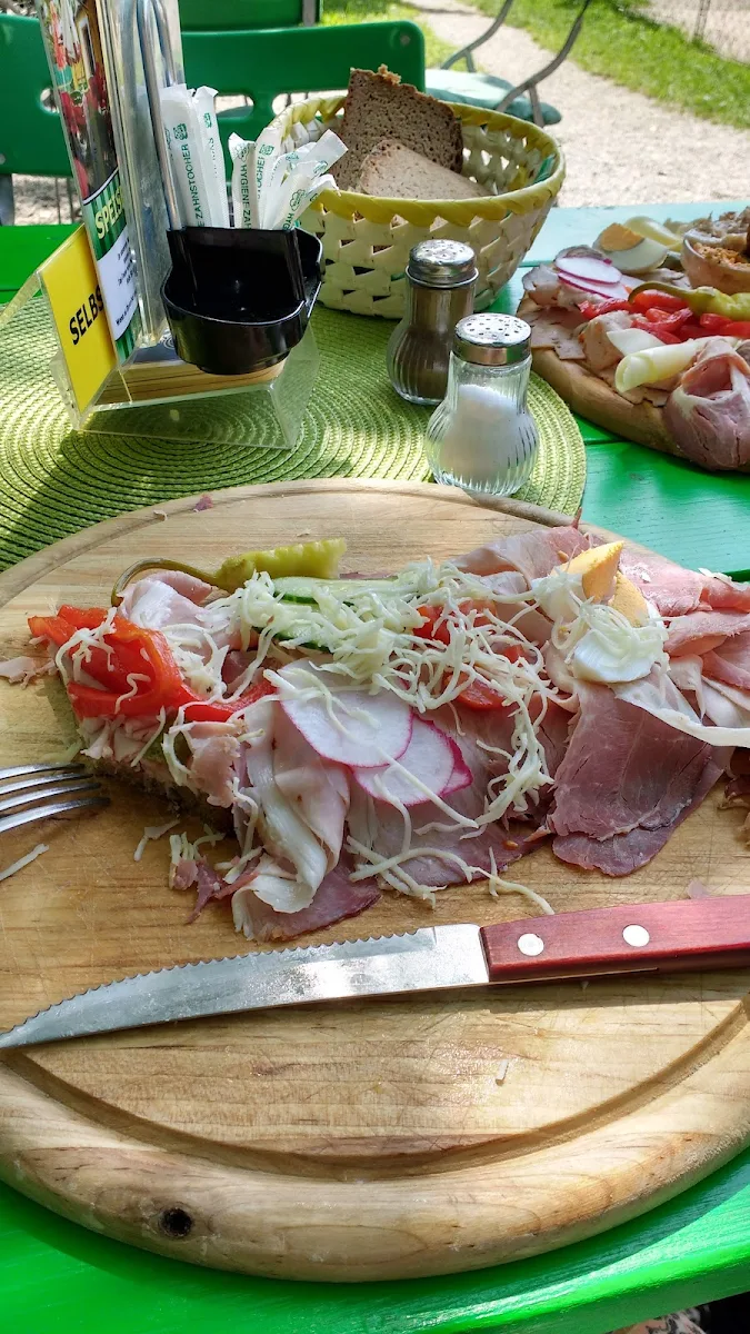 Belegtes Schinken-brot Bei Murheuriger