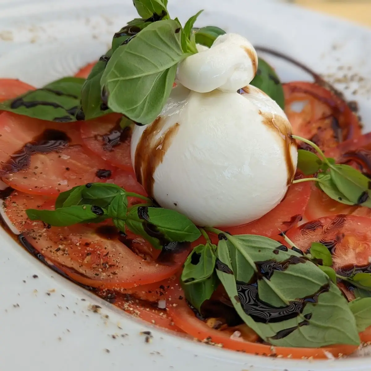 Burratina Büffelmozzarella Auf Tomatensalat