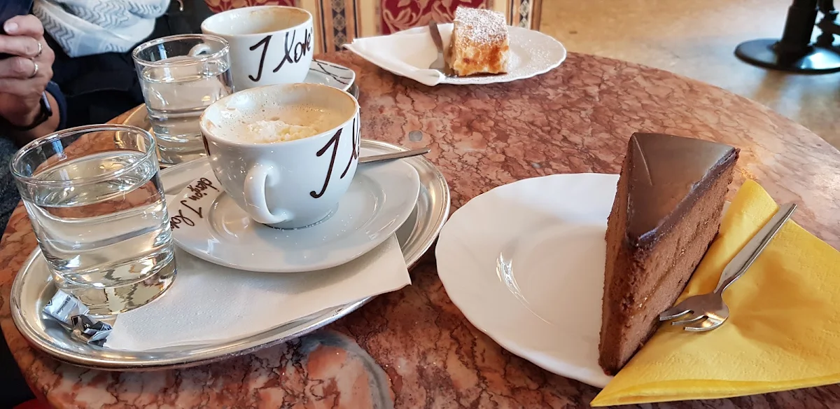 Zwei Mal Cappuccino Mit Einmal Apfelstrudel Und Einer Sachertorte