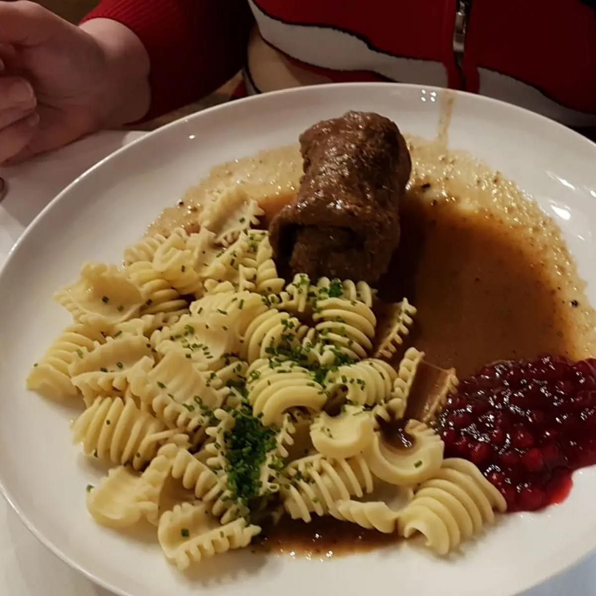 Wiener Rindsroulade Vom Bio-rind Mit Teigwaren Und Preiselbeeren