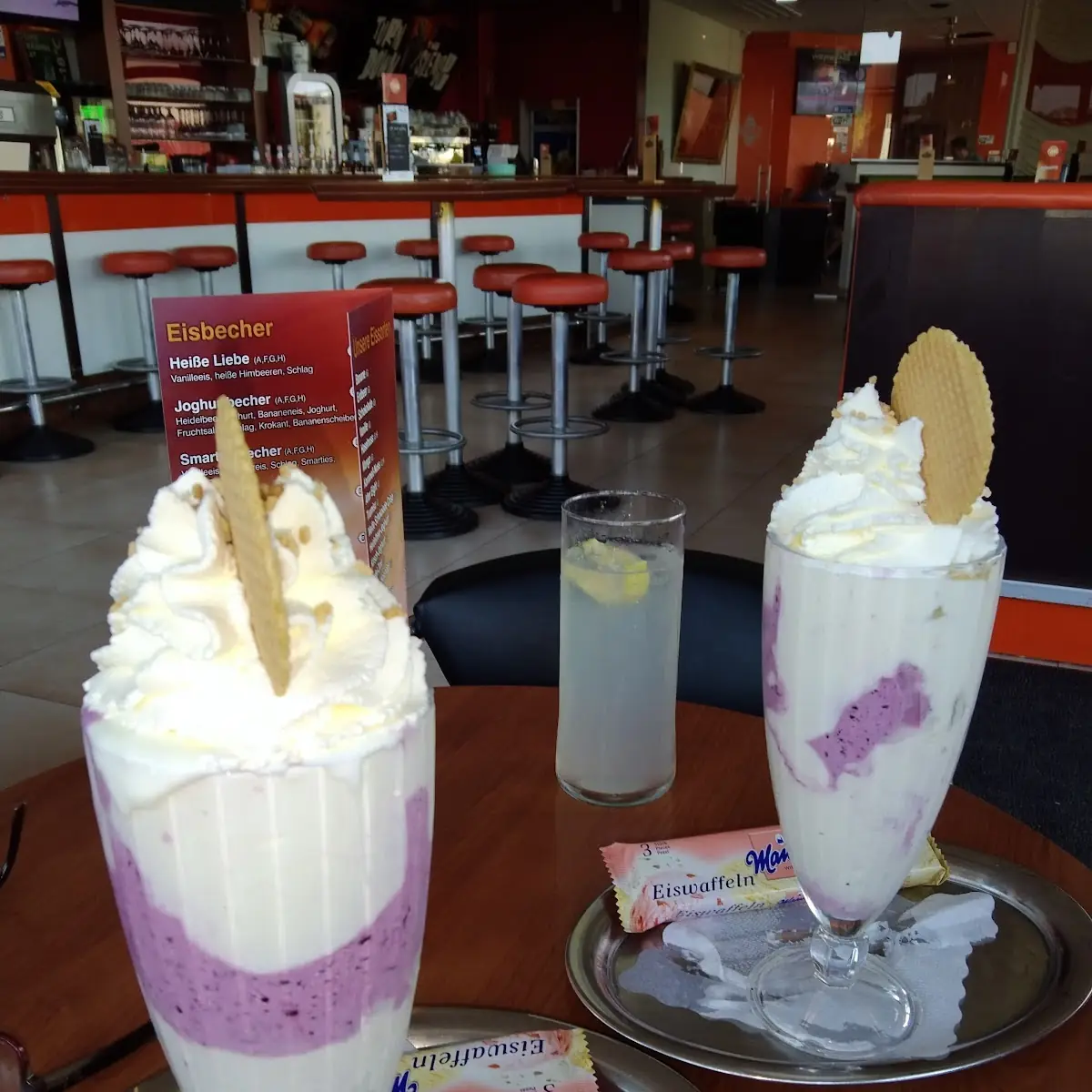 Joghurtbecher Mit Früchten Bananenscheiben Heidelbeereis Und Bananeneis