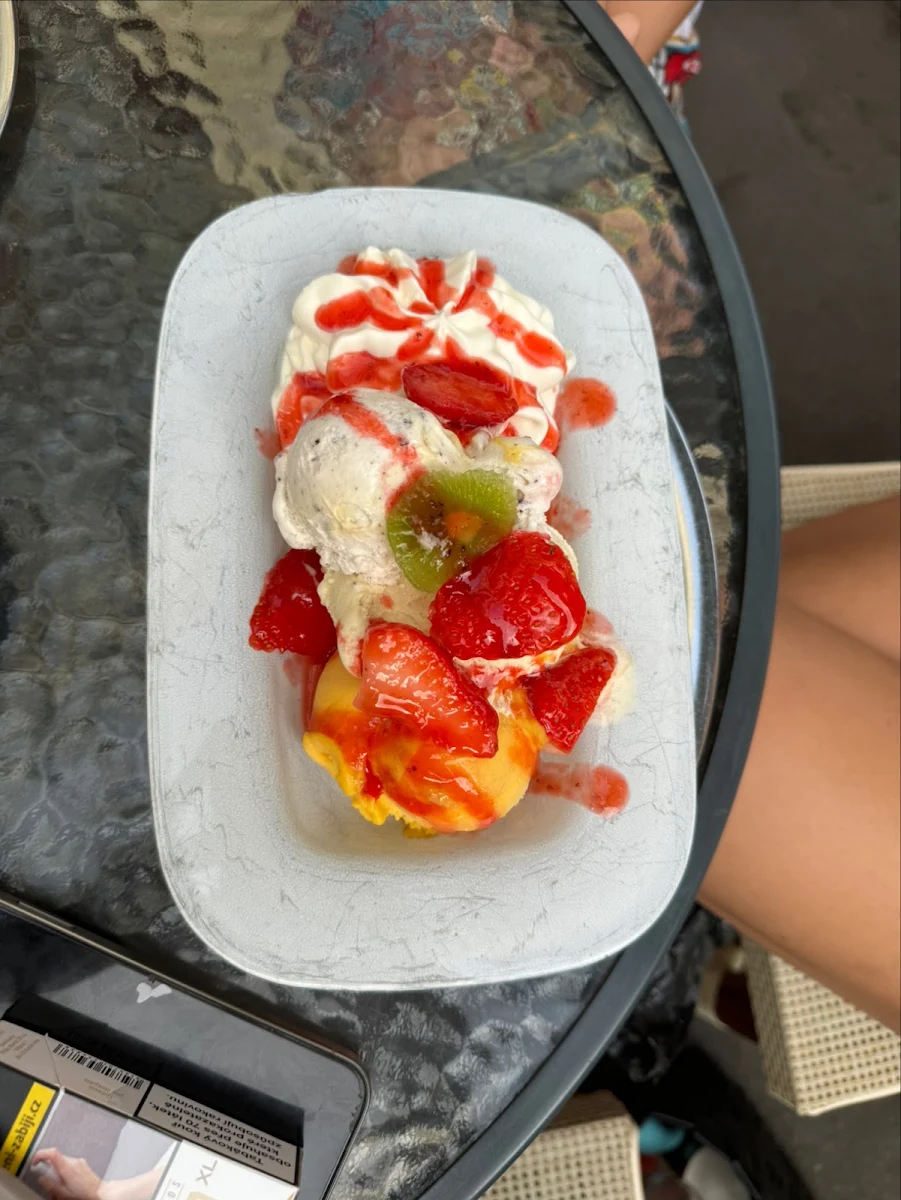 Erdbeerbecher