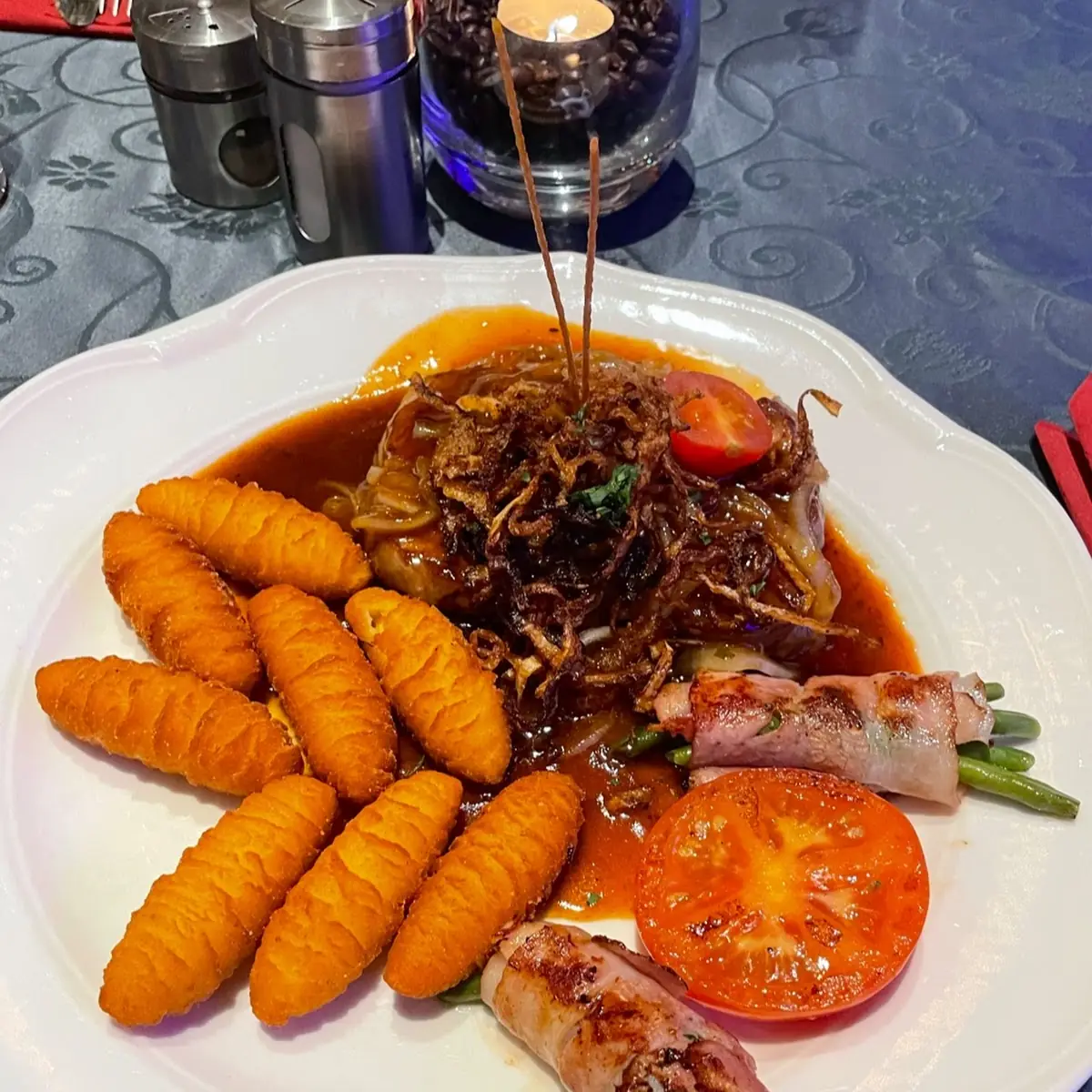 Zwiebelrostbraten Mit Speckbohnen Und Kroketten