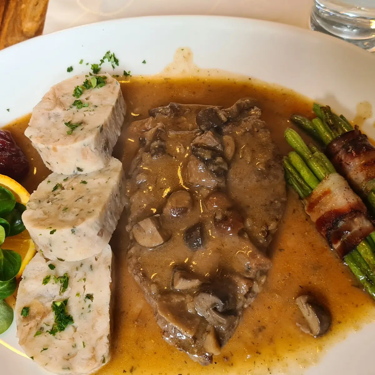 Hirschschnitzel Mit Serviettenknödel Und Preiselbeeren