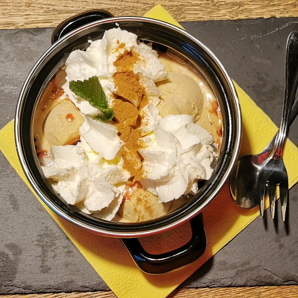 Prugne Cotte In Rotwein Dazu Zimteis Und Schlagobers