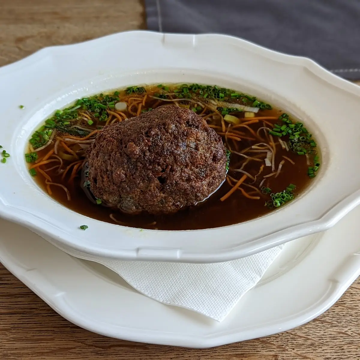 Rindssuppe Mit Kaspressknödel