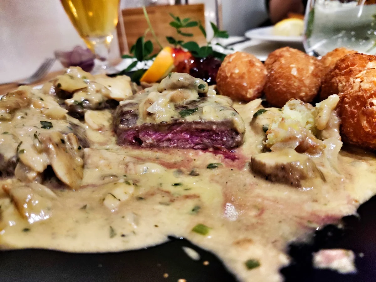 Hirschmedaillons Mit Mandelbällchen