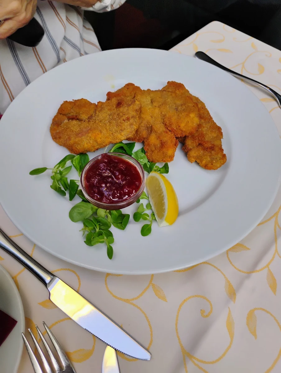 Wiener Schnitzel Mit Preiselbeeren Und Kartoffelsalat