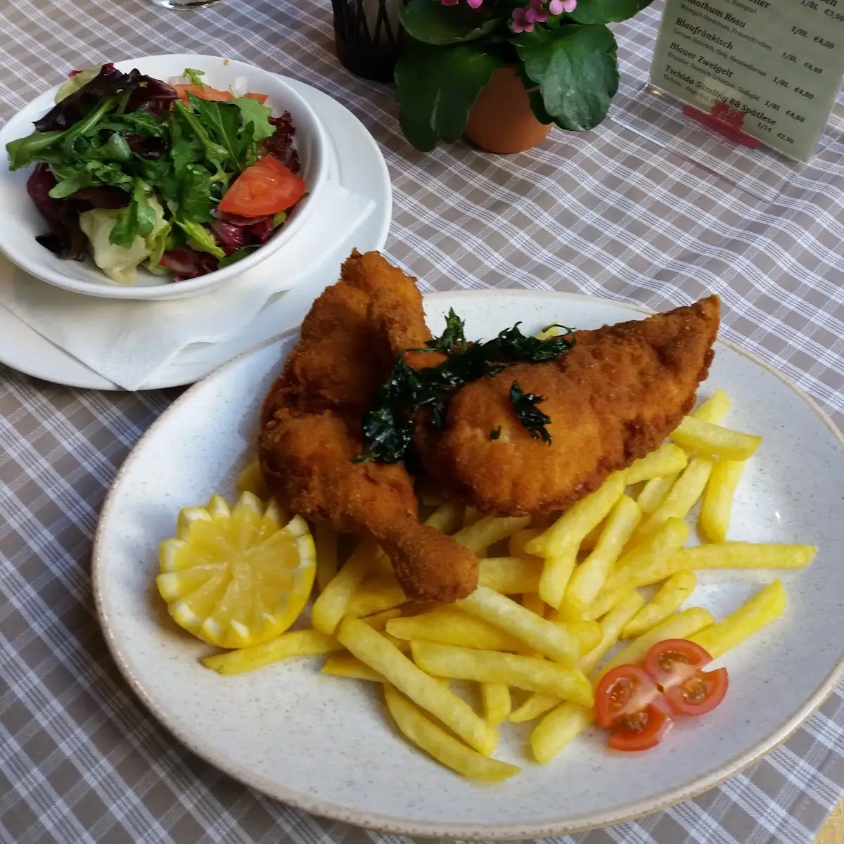 Backhuhn Mit Salat Und Pommes Frittes