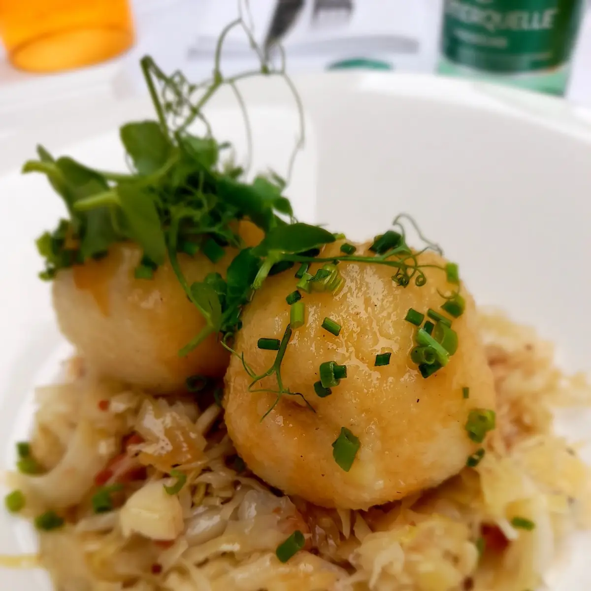 Waldviertler Grammelknödel Mit Lauwarmen Speckkrautsalat