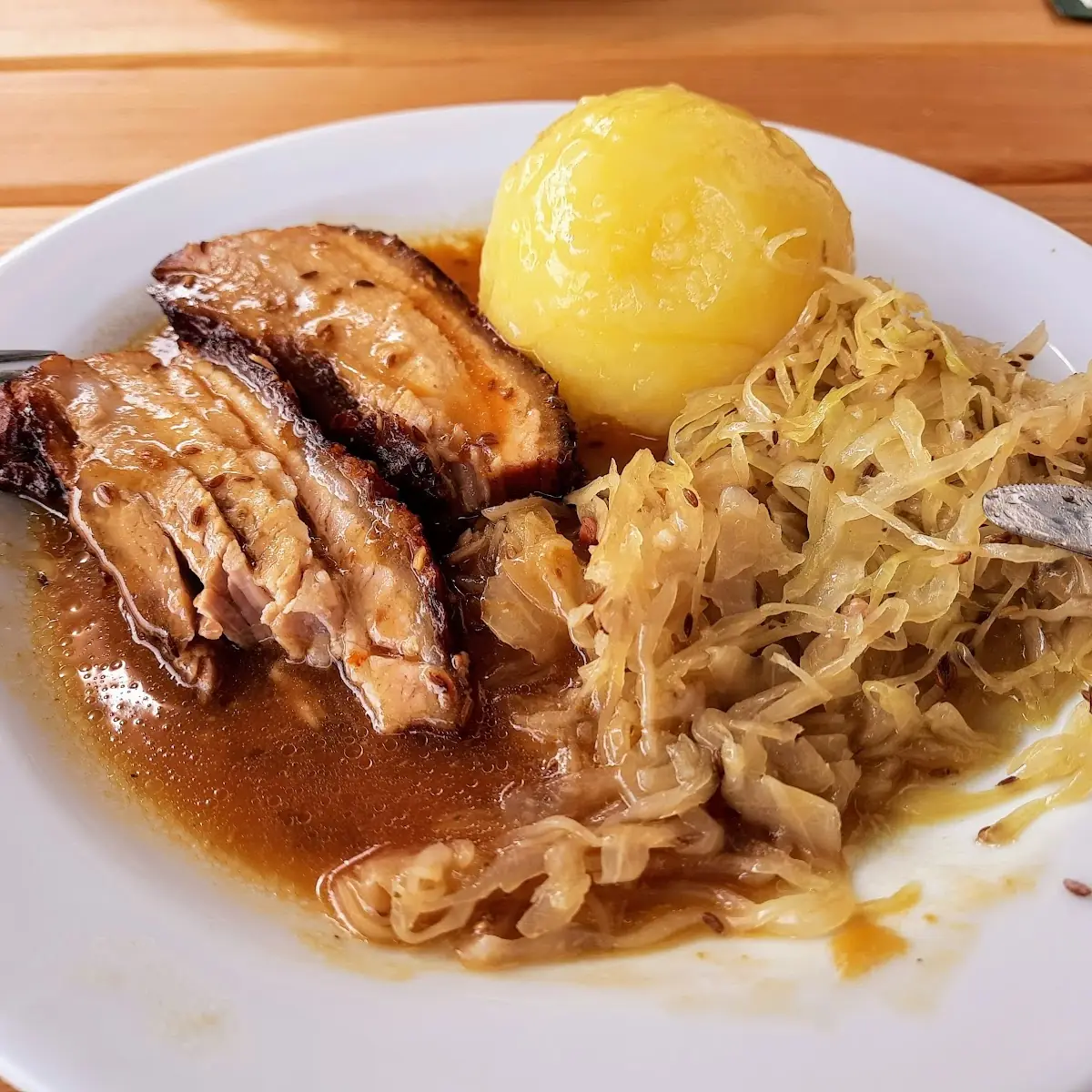 Bratl Mit Waldviertlerknödel Und Krautsalat
