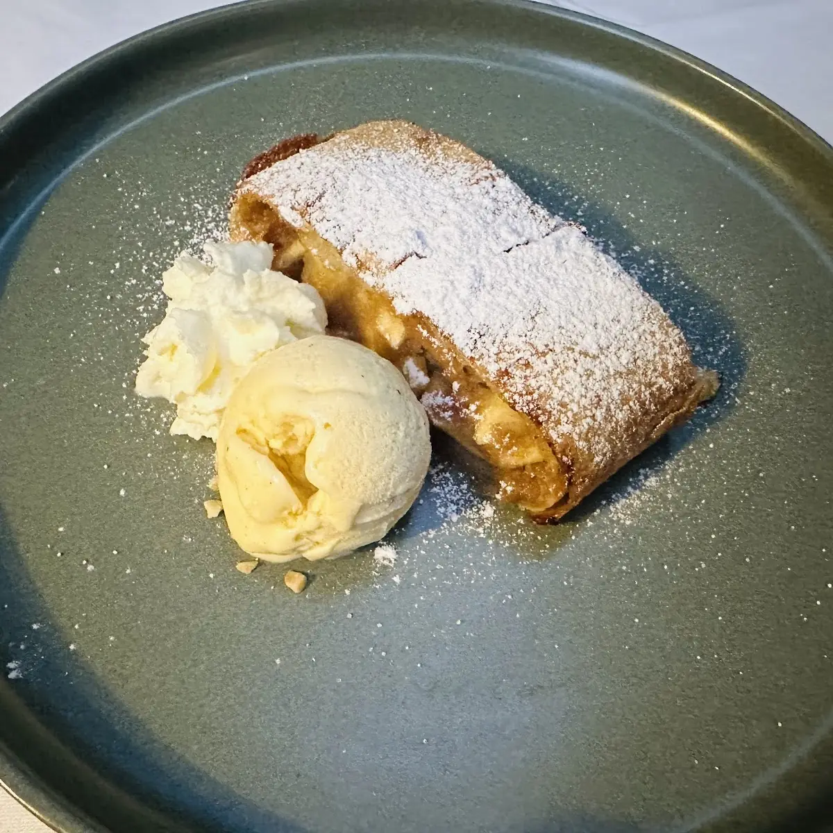 Apfelstrudel Vanilleeis Schlagobers