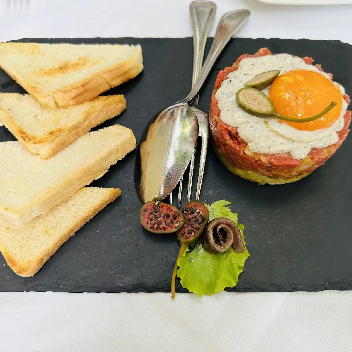 Beef Tartar Vom Weiderind Dotter Toast Rösti Trüffelmajonnaise