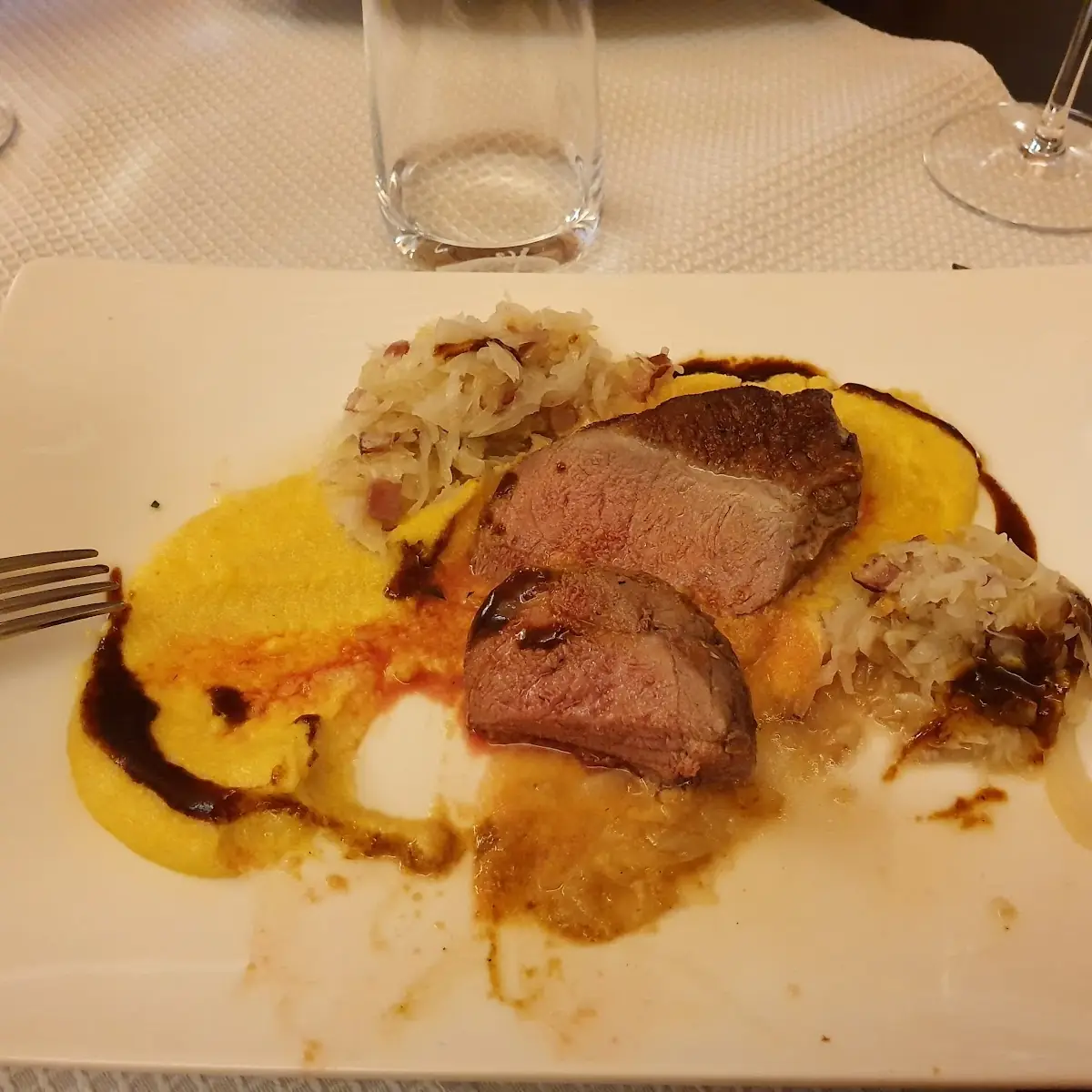 Rosa Gebratene Entenbrust Mit Cremiger Polenta Und Speckkraur