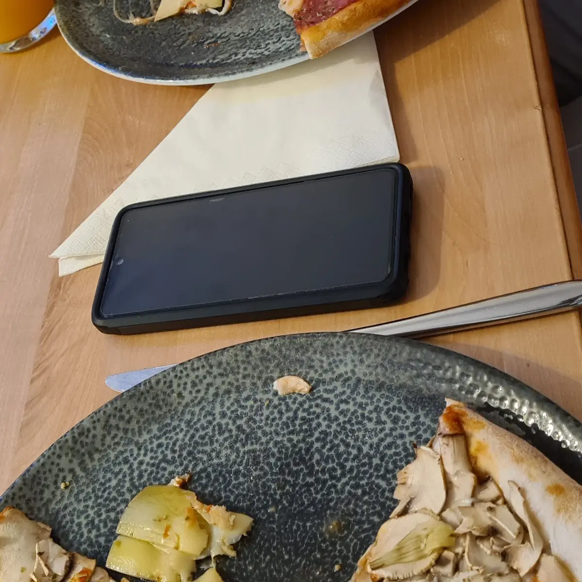 Capriciosa Und Salami Pizza