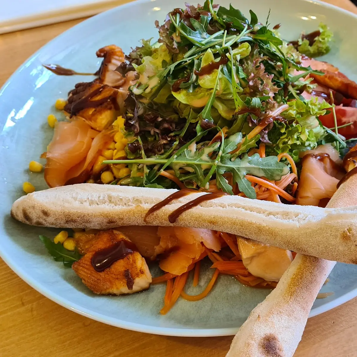 Geräucherter Und Gebratener Lachs Auf Salat Mit Pizzastangerl