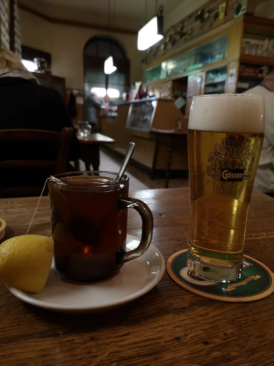 Tee Mit Zitrone Und Ein Kleines Bier