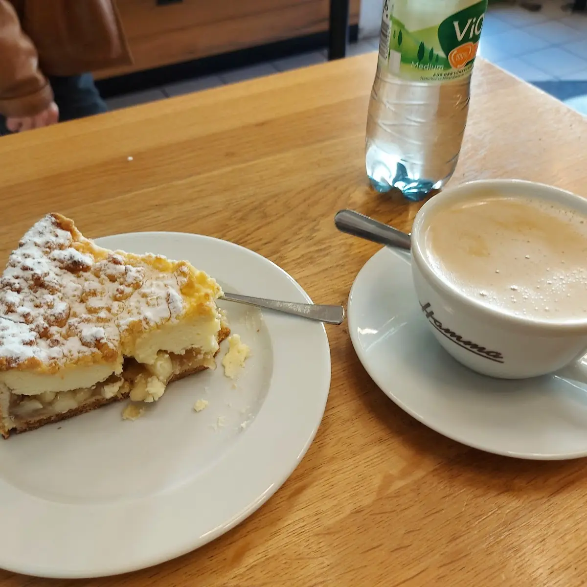 Pastel de Quezo Y Cafe Con Keche