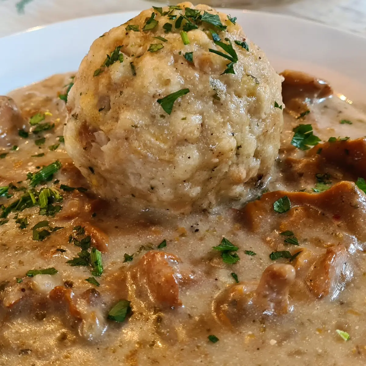 Eierschwammerl Gulasch Mit Semmelknödel