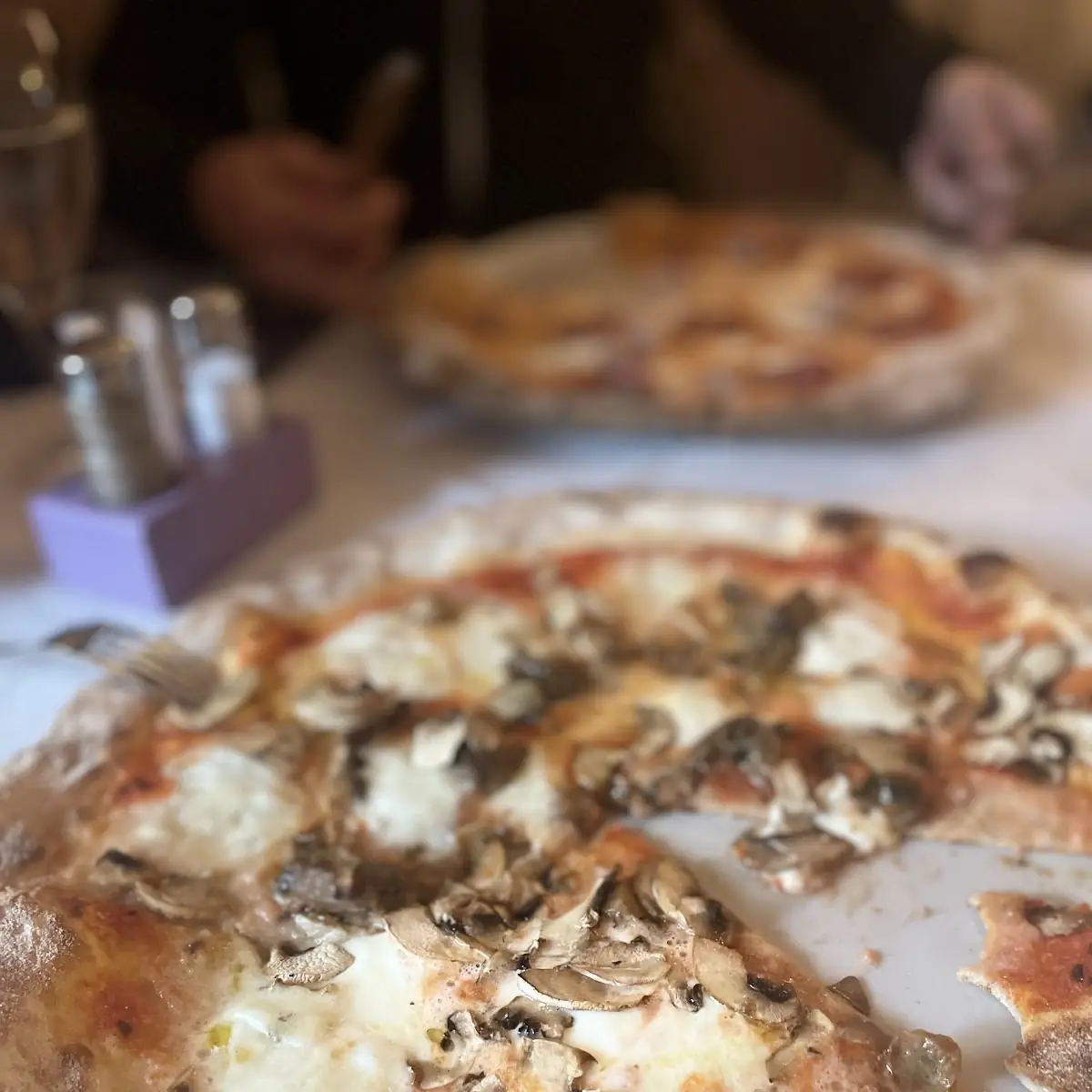Pizza Mit Steinpilzen Champignons Und Trüffelöl