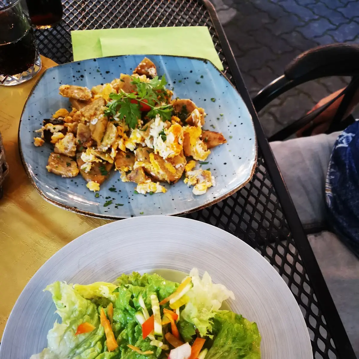 Geröstete Knödl Mit Ei Und Gem Salat, Thomahan Gasthof