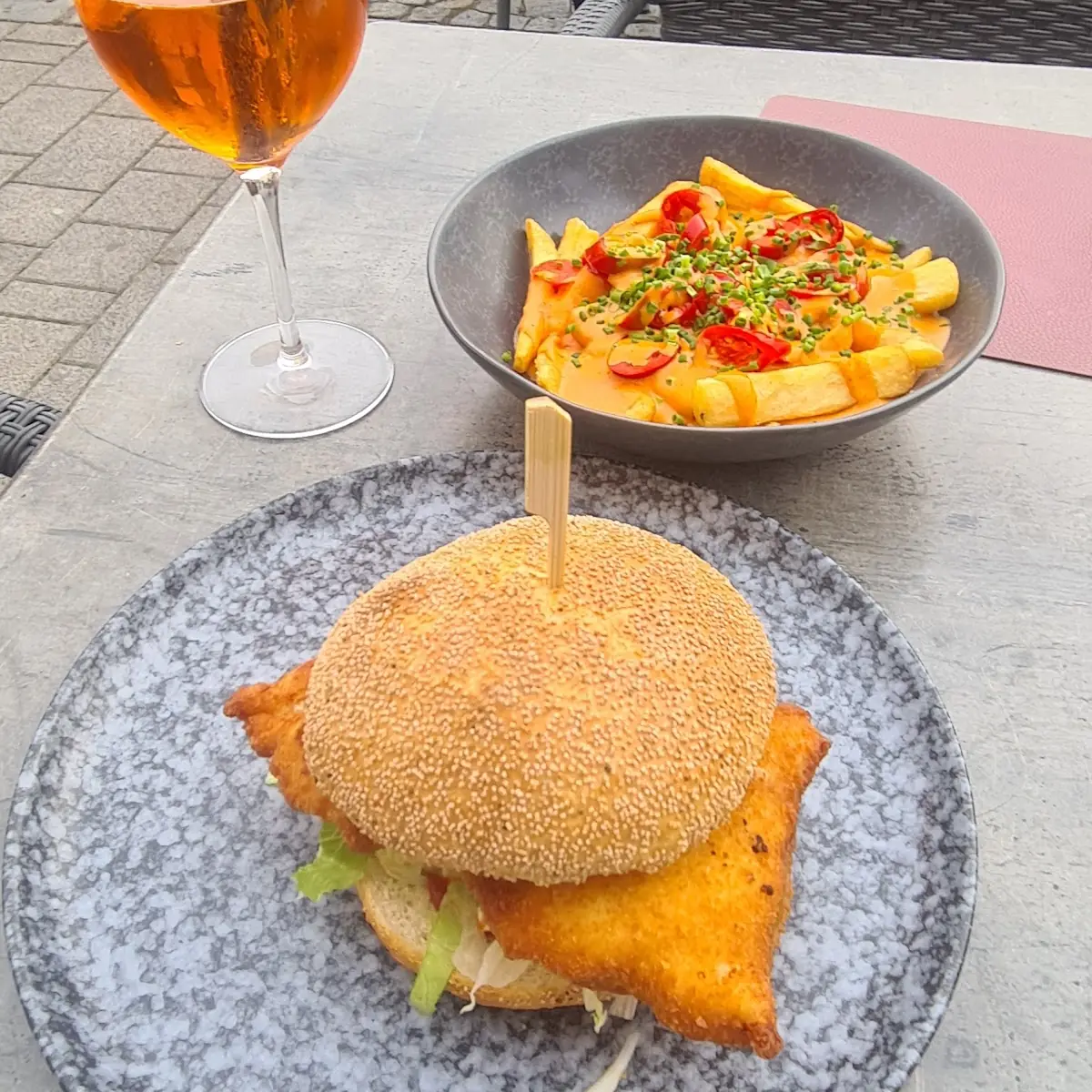 Chicken Burger Und Chili Cheese Fries