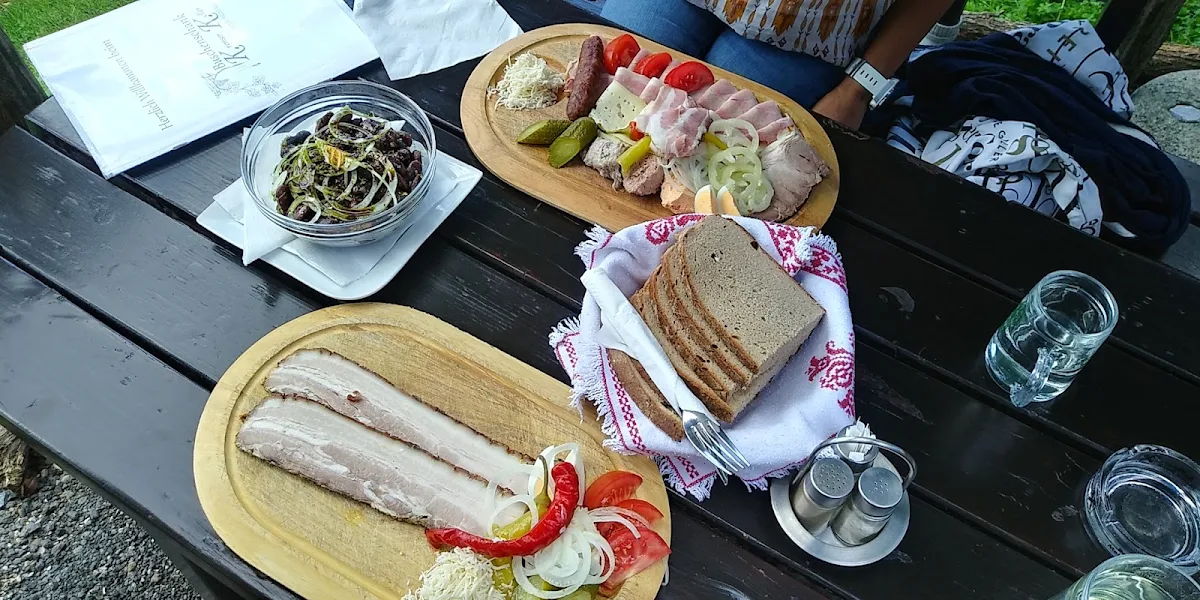 Brettljause Schweinebraten Und Käferbohnensalat