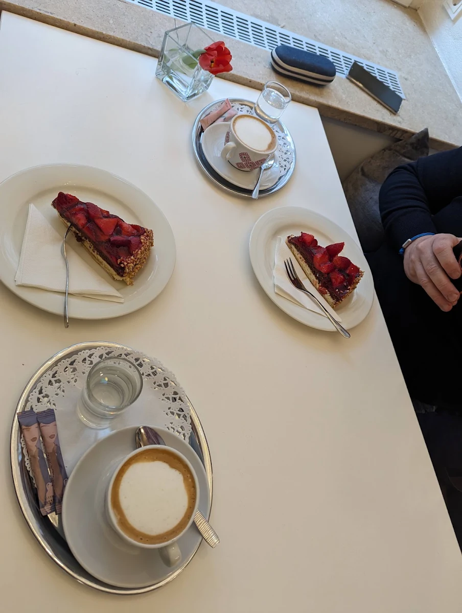 Erdbeertorte Und Wiener Melange