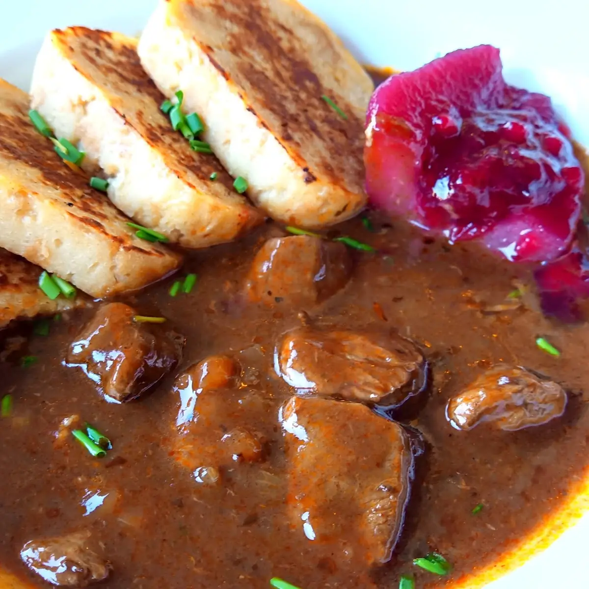 Gulasch Mit Serviettenknödel