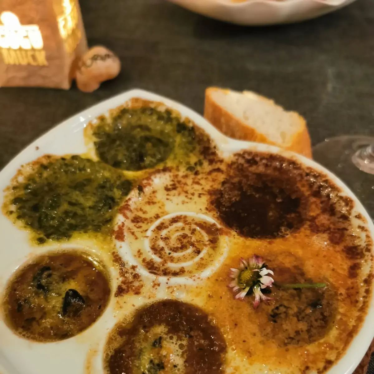 Gratienierte Schnecken Mit Klassischer Kräuter Utter Parmesan Butter Und Kokuma-butter
