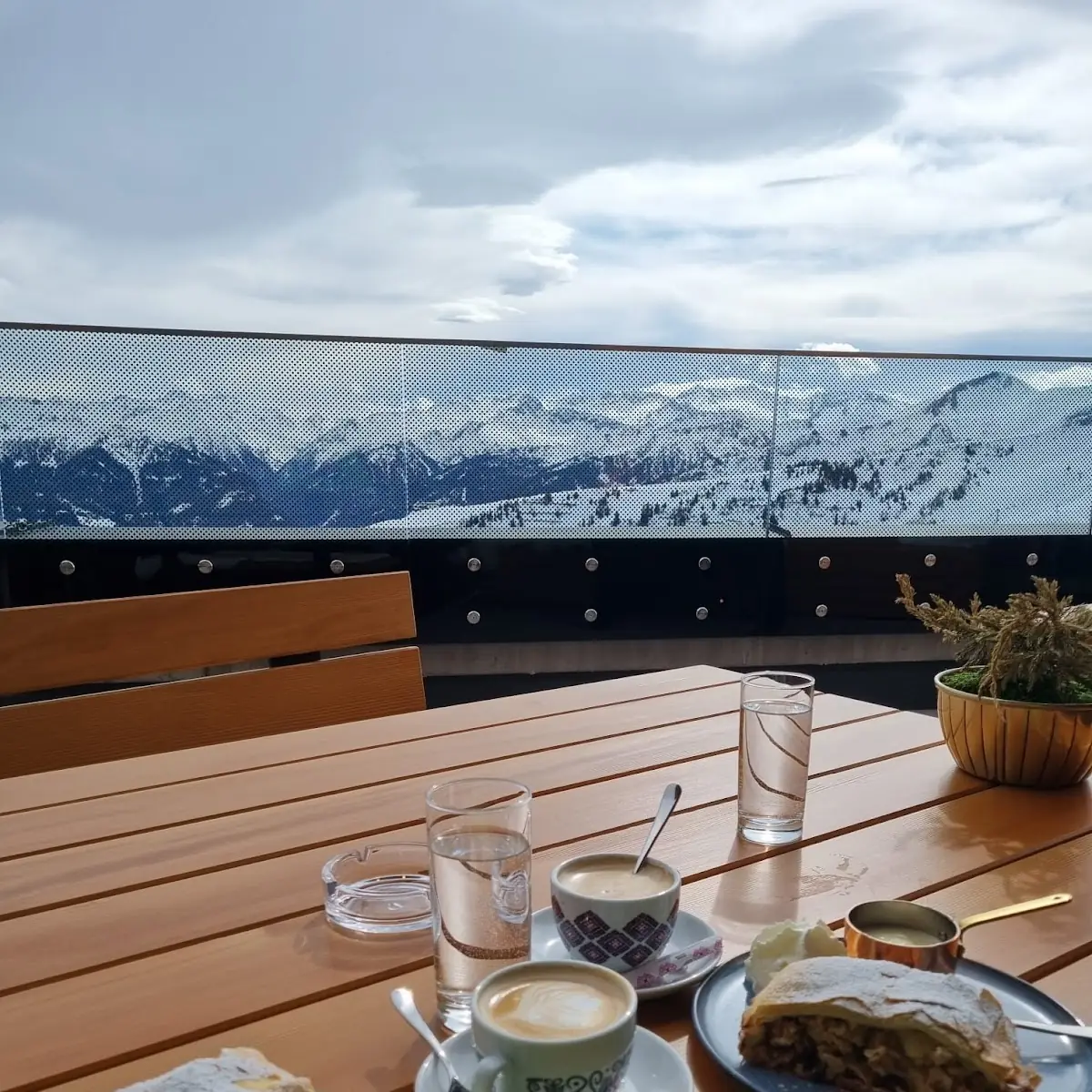 Apfelstrudel Mit Schlag Und Vanille Soße