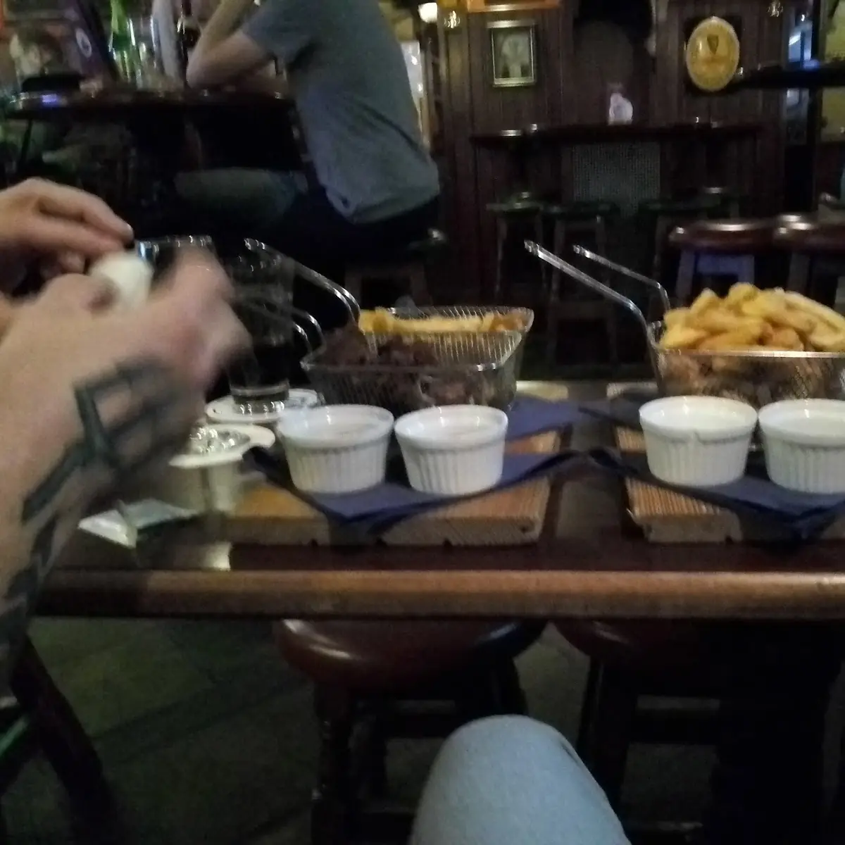 Frittierte Calamari Mit Pommes Frites Und Bcq Chicken Mit Pommes Frites