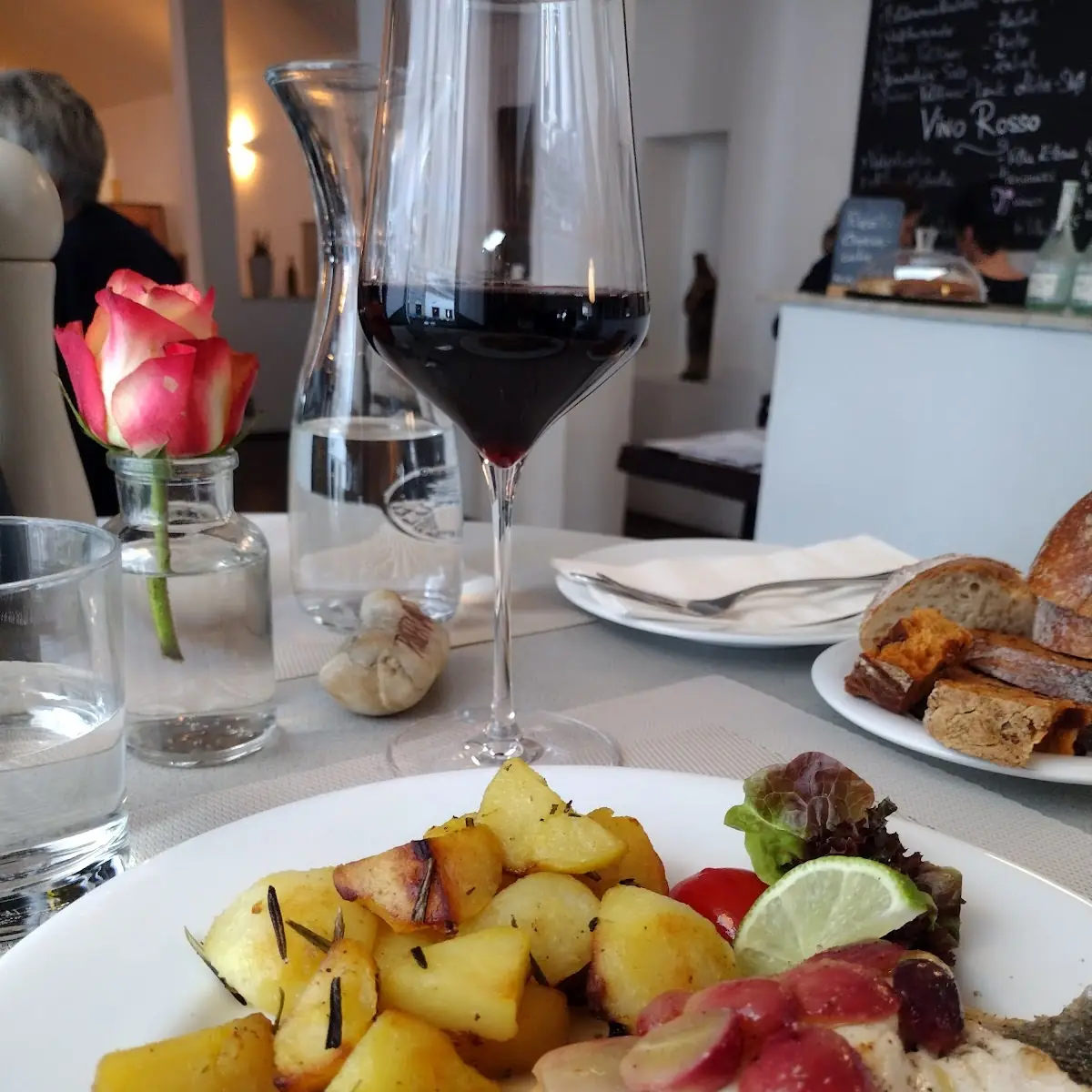 Branzino all' Uva Accompagnato Da Patate Al Rosmarino