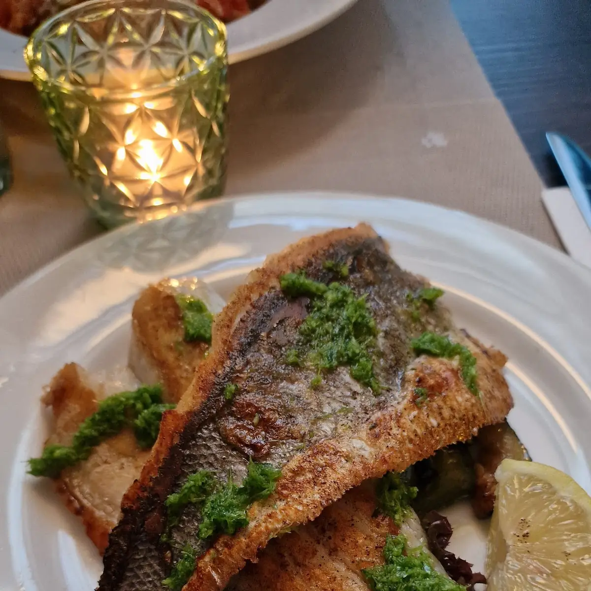 Wolfsbarsch Filets Mit Gegrillten Gemüse