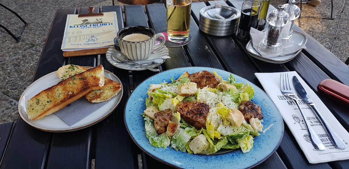 Jerky Chicken Auf Ceasar Salat Und Ein Knuspriges Kräuterbaguette