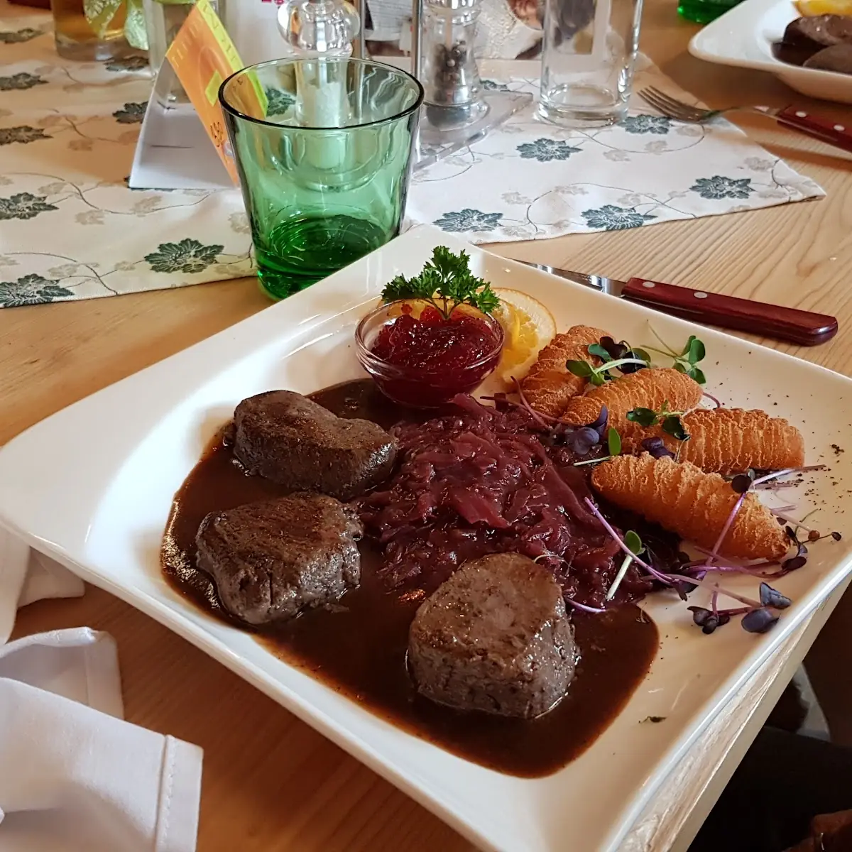 Hirschmedaillons Mit Rotkraut Und Kroketten