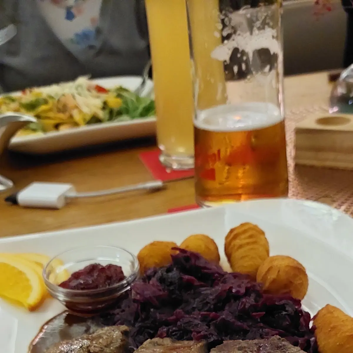 Marha És Szarvas Szték Lilakáposztával És Krokett
