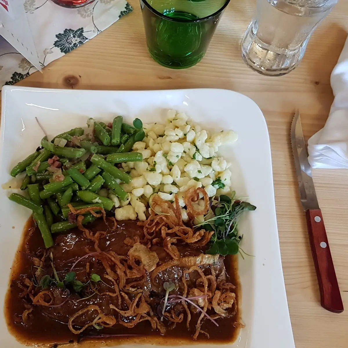 Zwiebelrostbraten Mit Spätzle Und Speck-bohnen