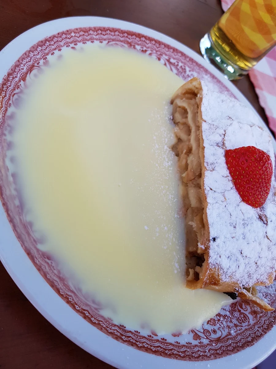 Apfelstrudel Mit Vanillesauce
