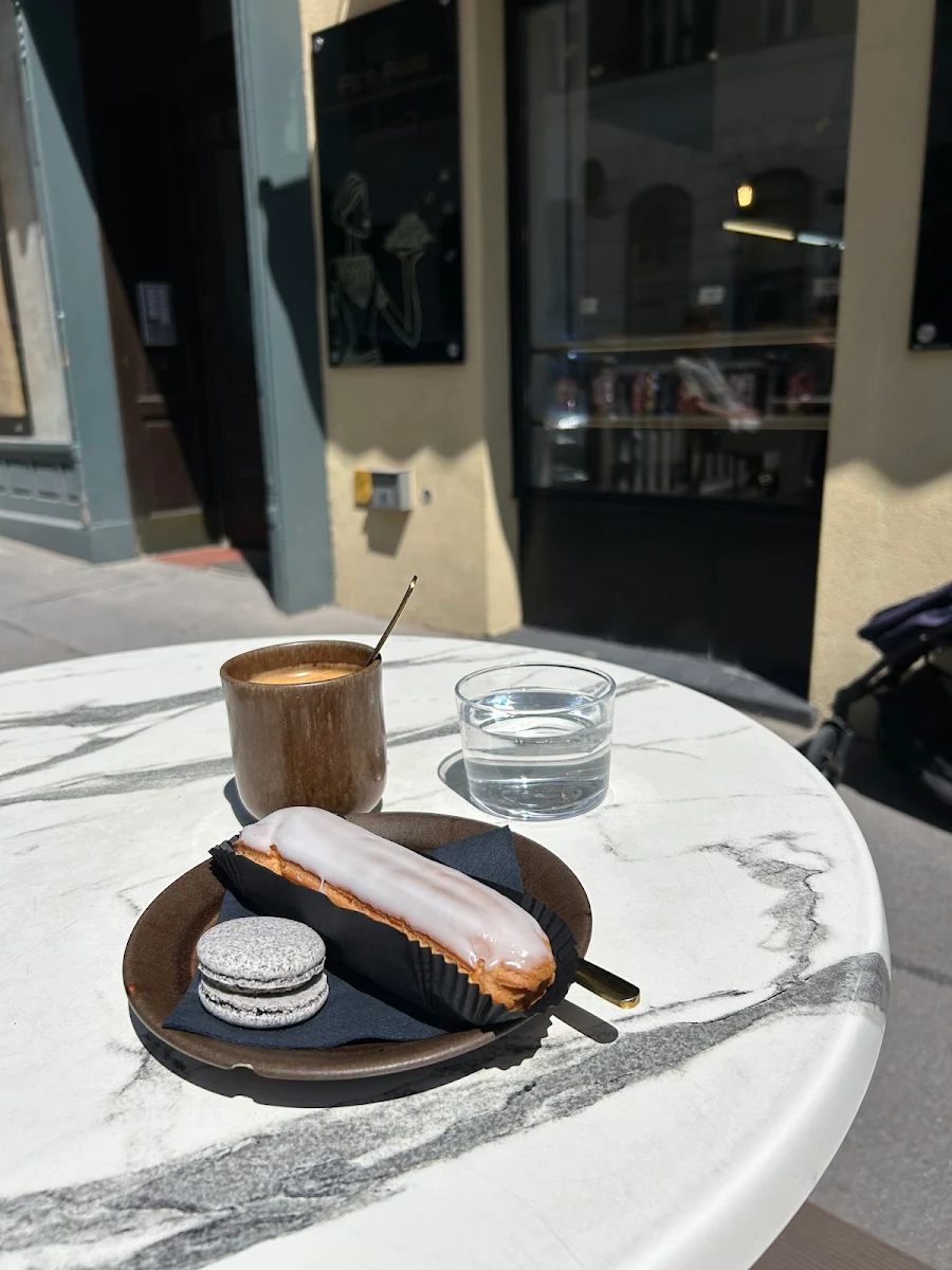 Eclair Und Macaron