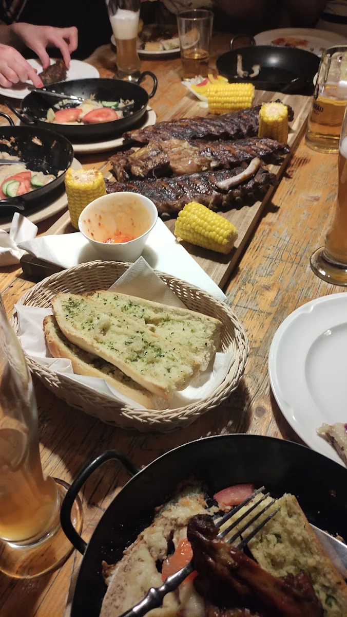 Chicken Wings Mit Spare Ribs Und Knoblauchbrot
