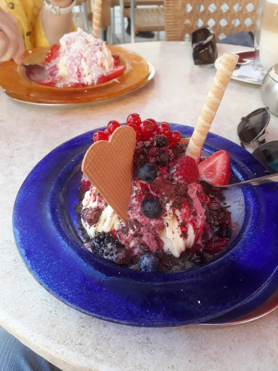 Spaghetti Eis Mit Waldfrüchten Im Hintergrund Spaghetti Eis Normal
