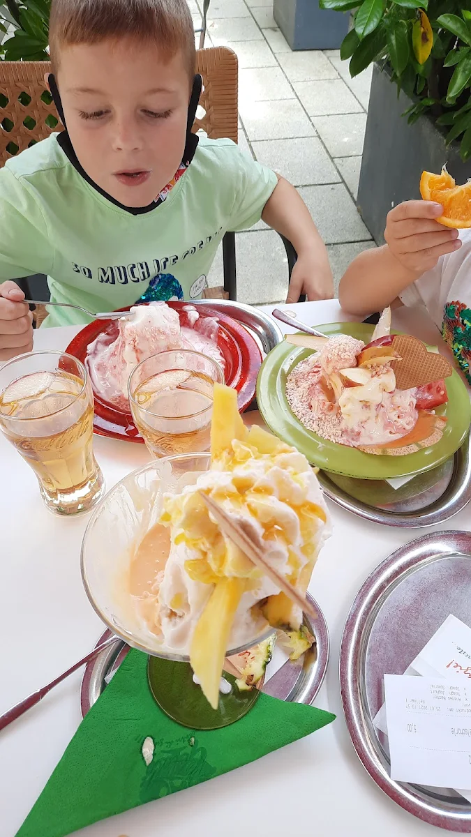 Spaghettieis Mit Erdbeersauce Und Erdbeeren