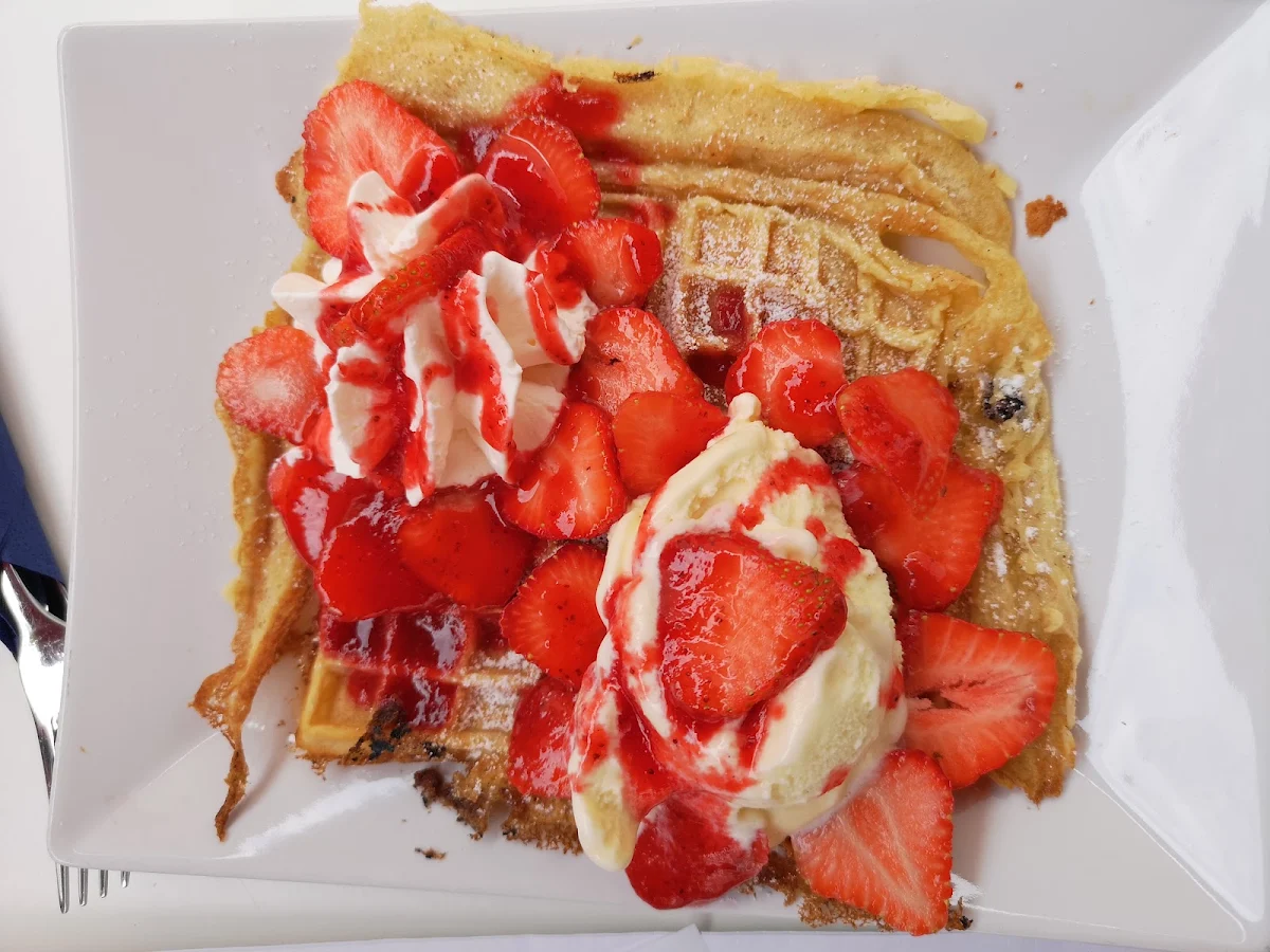 Waffel Mit Erdbeeren Und Vanilleeis