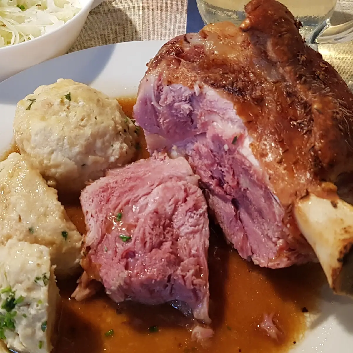 Stelze Mit Semmelknödel Und Krautsalat